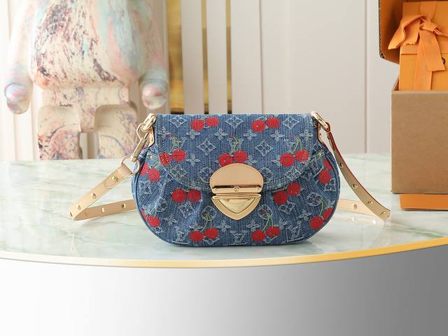 顶级原单 独家实拍 M13680 Lv X Tm Sunset 手袋 本款Sunset手袋取材Monogram丹宁布 以复古笔触塑造圆润构型 再借醒目插扣点亮设