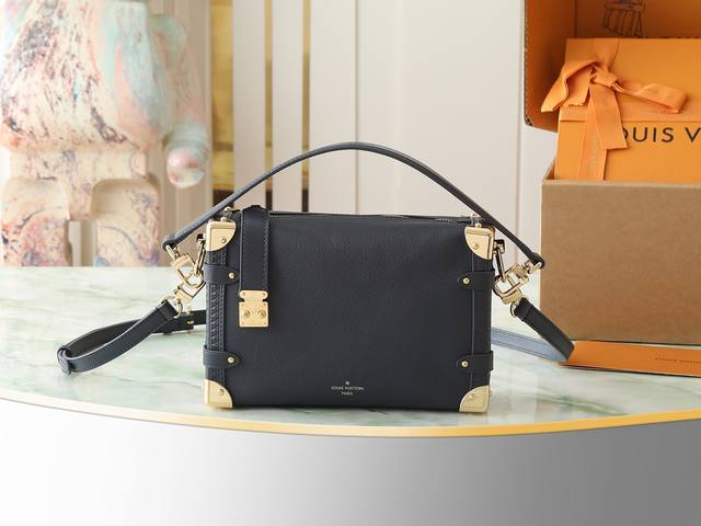 顶级原单 独家实拍 M15226 深蓝色 本款 Side Trunk 中号手袋浸染新季雅致色调 为牛皮革融入 S-Lock 锁扣等耀目金属件 缓缓道出品牌经典硬