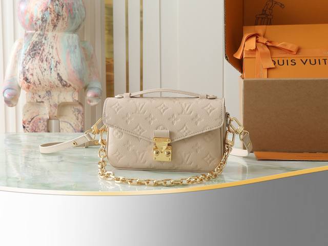 顶级原单 独家实拍 M14322沙色 全皮链条 差包小号 East West M Tis 手袋 Lv邮差包出小号 East West M Tis 手袋采用时尚肩