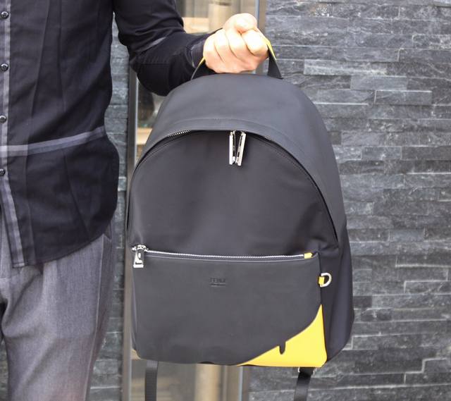 批 型号 33203-1 7Vz042A9Zbf0R2A芬迪Fendi专柜新款布配皮书包出货芬迪小怪兽背包升级版原单品质 每一个细节跟足专柜双肩包尼龙拼接黑色皮