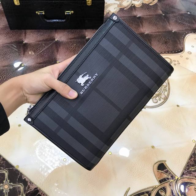 巴B宝莉 最新爆款 爱巴宝莉最新款男包采用顶级 牛皮 皮质柔软 手感超赞 全皮制作 专用里布 做工细节精致 高档实用 上身效果极佳 高端货尺寸 28-19-3