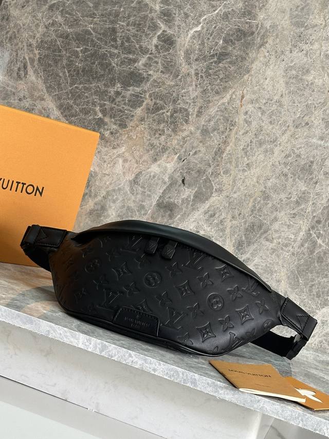 顶级原单 M46036 此款 Discovery 腰包由 Monogram Eclipse 牛皮压花制成 兼具休闲时尚气质与现代功能性 造型符合人体工学原理 并