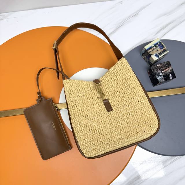 杏色编织 古金 全新升级版 拉菲草编 Rose新春新款 韩国明星同款Hobo今年火到爆炸的腋下包Y家虽迟但到 包包身轮廓简洁 立体 看上去硬挺却不会太凌厉 搭配 杏色编织 古金 全新升级版 拉菲草编 Rose新春新款 韩国明星同款Hobo今年火到爆炸的腋下包Y家虽迟但到 包包身轮廓简洁 立体 看上去硬挺却不会太凌厉 搭配