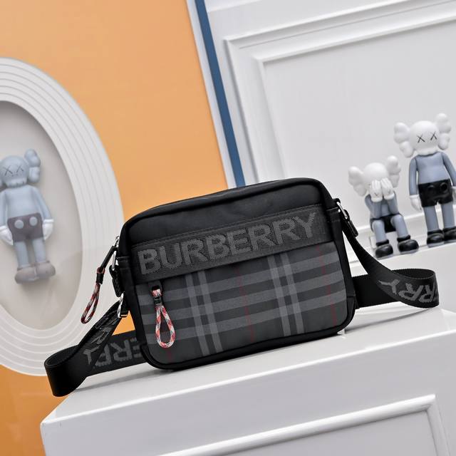 全套包装 原单巴宝莉Burberry男士专柜单肩包相机包 专柜经典男士斜挎包 完美复刻 采用进口原版面料 配原版超高清五金Logo 专用帆布内里 专注细节 实物