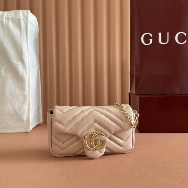 进口原厂羊皮纯铜五金 品牌标志性Gg Marmont系列匠心融蕴双G造型配件和切面链式包带 甄选柔软皮革缔就线条柔和的包型 这款迷你包袋缀饰20世纪70年代初次