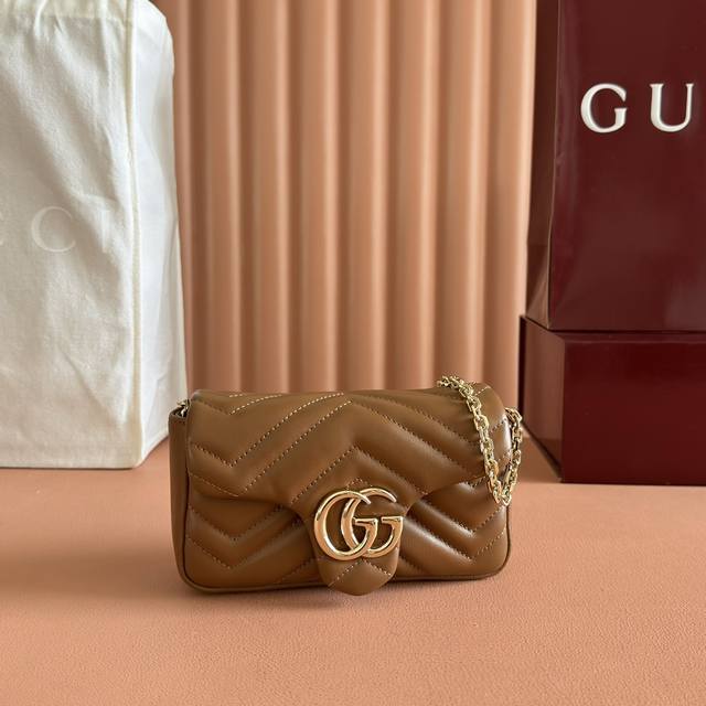 进口原厂羊皮纯铜五金品牌标志性Gg Marmont系列匠心融蕴双G造型配件和切面链式包带 甄选柔软皮革缔就线条柔和的包型 这款迷你包袋缀饰20世纪70年代初次亮