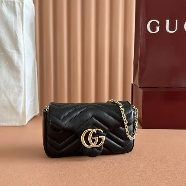 进口原厂羊皮纯铜五金品牌标志性Gg Marmont系列匠心融蕴双G造型配件和切面链式包带 甄选柔软皮革缔就线条柔和的包型 这款迷你包袋缀饰20世纪70年代初次亮 进口原厂羊皮纯铜五金品牌标志性Gg Marmont系列匠心融蕴双G造型配件和切面链式包带 甄选柔软皮革缔就线条柔和的包型 这款迷你包袋缀饰20世纪70年代初次亮