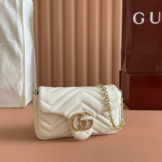 进口原厂羊皮纯铜五金 品牌标志性Gg Marmont系列匠心融蕴双G造型配件和切面链式包带 甄选柔软皮革缔就线条柔和的包型 这款迷你包袋缀饰20世纪70年代初次