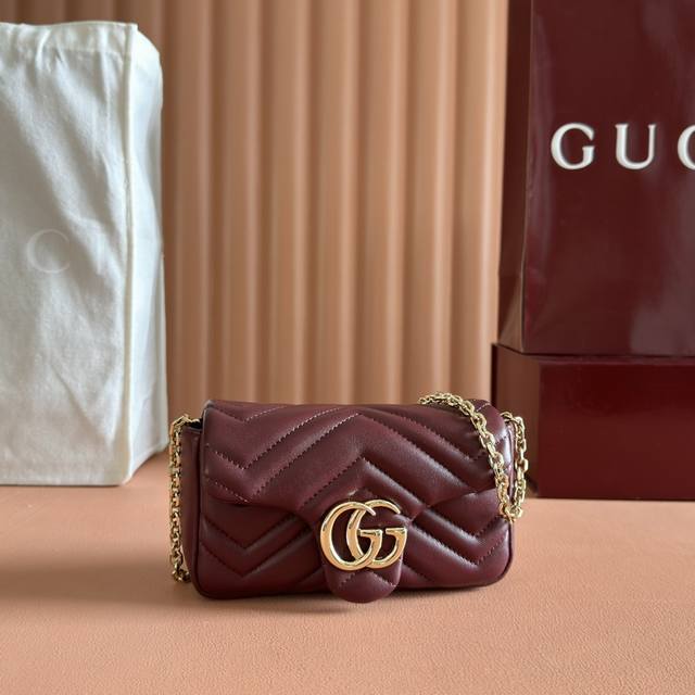 进口原厂羊皮纯铜五金 品牌标志性Gg Marmont系列匠心融蕴双G造型配件和切面链式包带 甄选柔软皮革缔就线条柔和的包型 这款迷你包袋缀饰20世纪70年代初次 进口原厂羊皮纯铜五金 品牌标志性Gg Marmont系列匠心融蕴双G造型配件和切面链式包带 甄选柔软皮革缔就线条柔和的包型 这款迷你包袋缀饰20世纪70年代初次