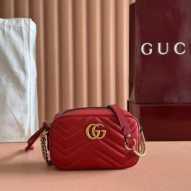 Marmont 意大利原厂皮 令人欲罢不能的Gucci美包你收了吗 Gg Marmont系列 优雅精巧的设计可是俘获了不少少女的芳心 同时也是全球达人必备的百搭