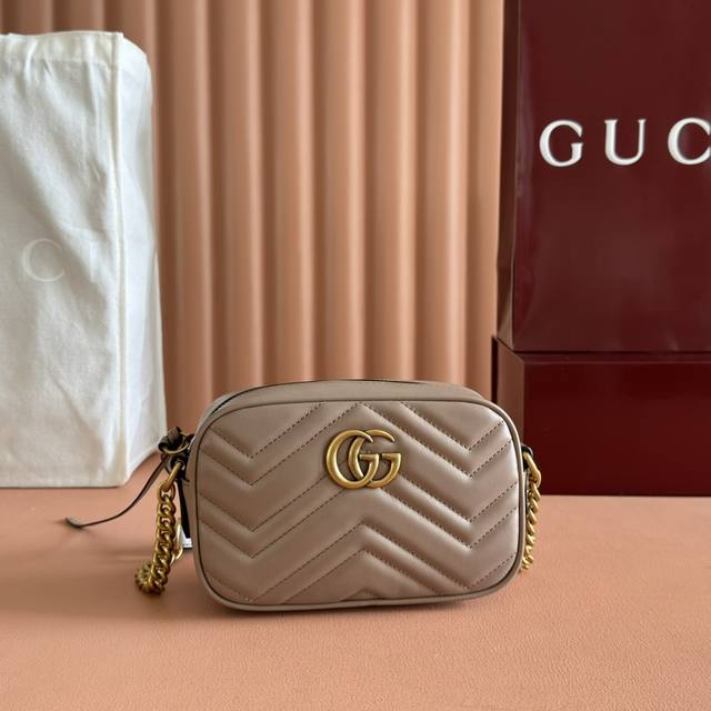 Marmont 意大利原厂皮 令人欲罢不能的Gucci美包你收了吗 Gg Marmont系列 优雅精巧的设计可是俘获了不少少女的芳心 同时也是全球达人必备的百搭