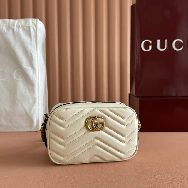 Marmont 意大利原厂皮 令人欲罢不能的Gucci美包你收了吗 Gg Marmont系列 优雅精巧的设计可是俘获了不少少女的芳心 同时也是全球达人必备的百搭