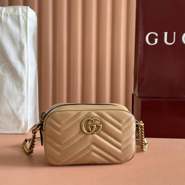 Marmont 意大利原厂皮 令人欲罢不能的Gucci美包你收了吗 Gg Marmont系列 优雅精巧的设计可是俘获了不少少女的芳心 同时也是全球达人必备的百搭