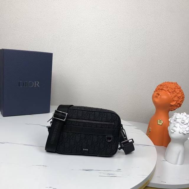 市场最高版本 欢迎对比 专柜买版复刻 safari 信使包 附肩带 黑灰色和黑色 Oblique 印花 编号: 1Espo298Yky_H27E 这款 Safa 市场最高版本 欢迎对比 专柜买版复刻 safari 信使包 附肩带 黑灰色和黑色 Oblique 印花 编号: 1Espo298Yky_H27E 这款 Safa