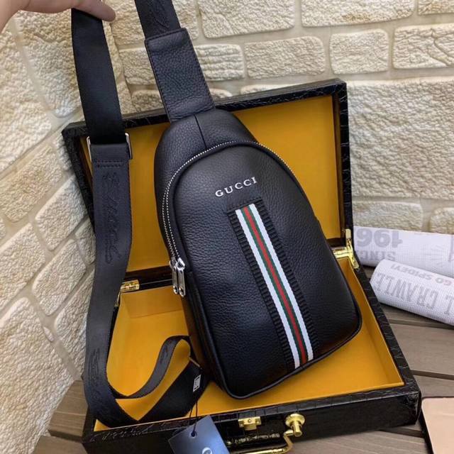 G家 胸包 型号 33025-1 原单货 进口五金 原单 男仕休闲胸包爆款 同步 顶级进囗头层牛皮 高端Gucci麦 意大利原单牛皮 欢迎对比高雅的造型 秉承严 G家 胸包 型号 33025-1 原单货 进口五金 原单 男仕休闲胸包爆款 同步 顶级进囗头层牛皮 高端Gucci麦 意大利原单牛皮 欢迎对比高雅的造型 秉承严