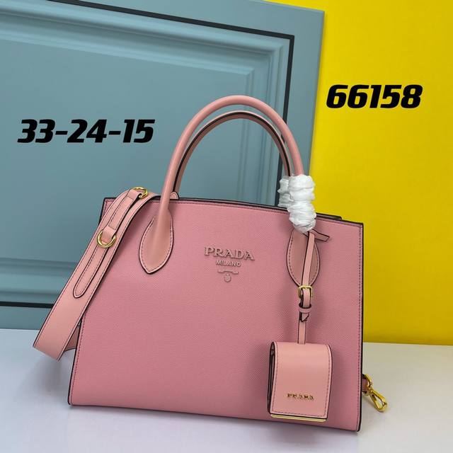 专柜高品质 prada.#66158采用进口粗十字牛皮 进口小牛皮 175代工码 烤漆同色字唛挂饰 经典中的独特魅力时尚又大气 长33X高24X底15Cm