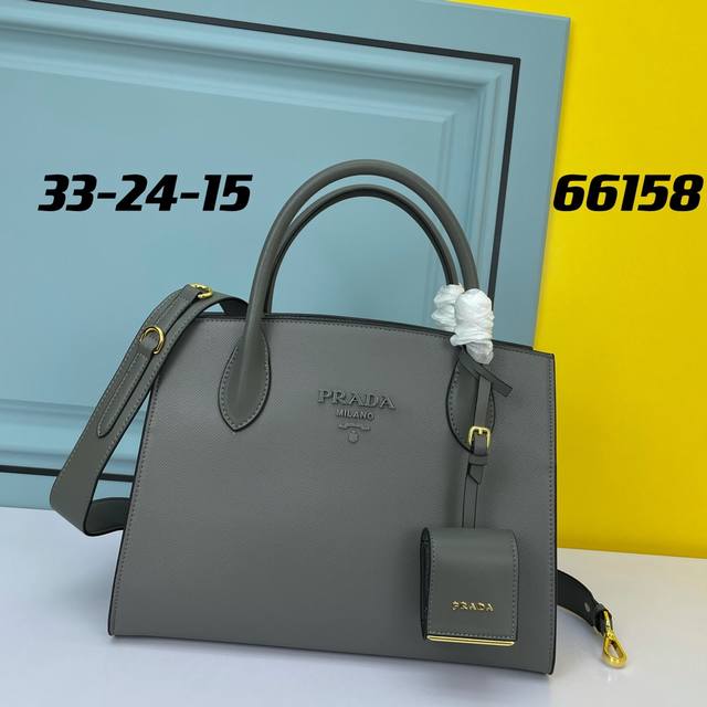 专柜高品质 prada.#66158采用进口粗十字牛皮 进口小牛皮 175代工码 烤漆同色字唛挂饰 经典中的独特魅力时尚又大气 长33X高24X底15Cm