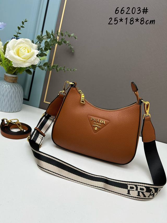 新款 专柜高品质-专柜对版头层粗荔枝纹- 仿原单 绝对高品质 手感超赞专柜醉新款双肩带 这款双肩带采用进口头层粗荔枝纹牛皮 配有两条可交换可调节长肩带设计 织物 新款 专柜高品质-专柜对版头层粗荔枝纹- 仿原单 绝对高品质 手感超赞专柜醉新款双肩带 这款双肩带采用进口头层粗荔枝纹牛皮 配有两条可交换可调节长肩带设计 织物