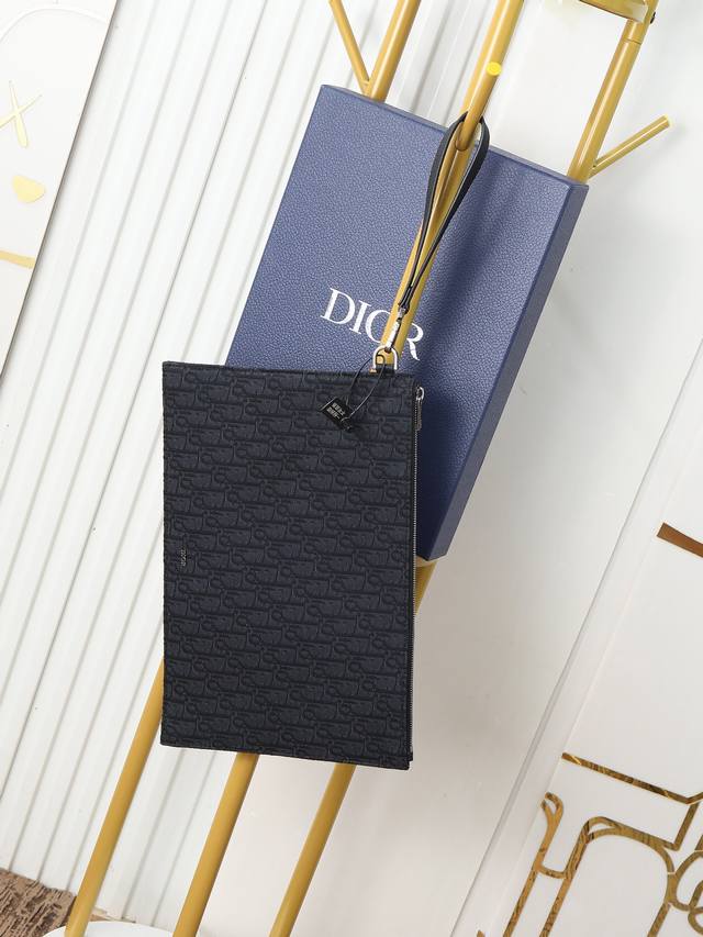 市场最高版本 欢迎对比 a4 手拿包 黑色 Oblique 印花面料 编号: 2Esca491Yse_H03E 这款 A4 手拿包时尚简约 采用黑色 Obliq