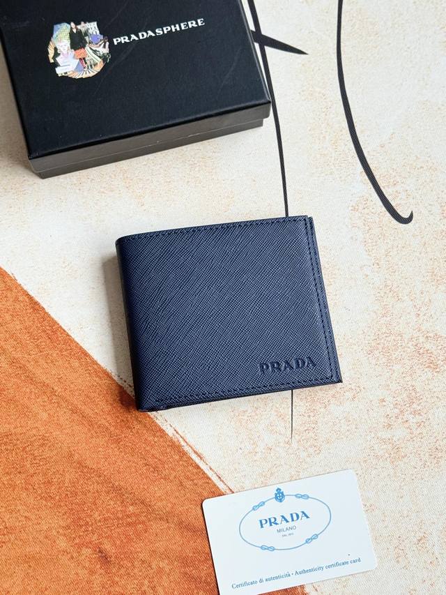 prada男士短款钱夹专柜最新款式 官网同步 正品开发 型号2M0513# 颜色 如图 蓝色 Blue牛皮质感极好 螺纹里布 进口白钢五金配件复杂拼色设计 更加
