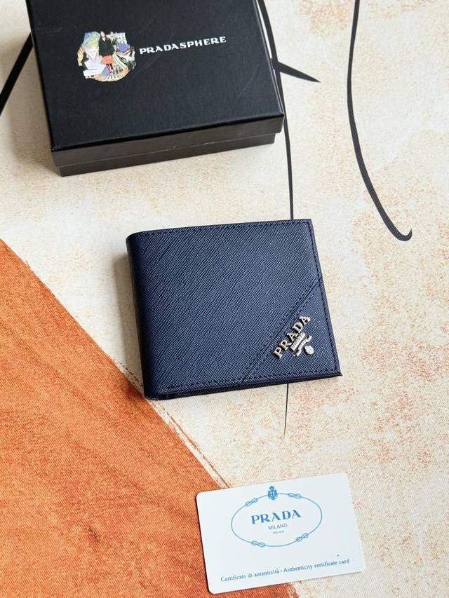 prada男士短款钱夹专柜最新款式 官网同步 正品开发 型号2M0513# 颜色 如图 蓝色 Blue牛皮质感极好 螺纹里布 进口白钢五金配件复杂拼色设计 更加