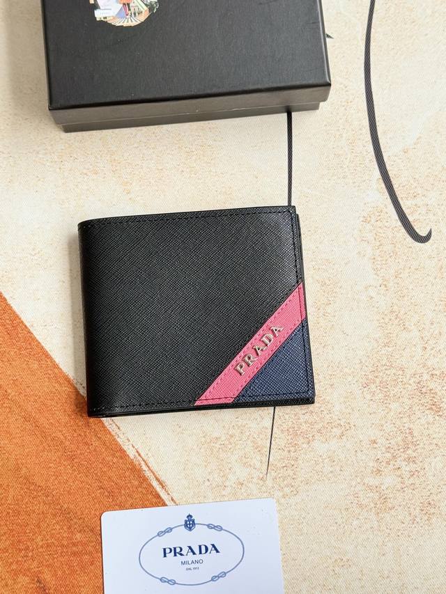 prada男士短款钱夹专柜最新款式 官网同步 正品开发 型号2M0513# 颜色 如图 蓝色 Blue牛皮质感极好 螺纹里布 进口白钢五金配件复杂拼色设计 更加