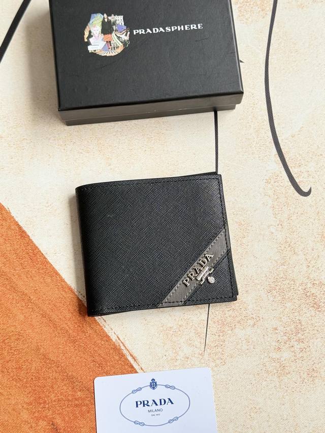 prada男士短款钱夹专柜最新款式 官网同步 正品开发 型号2M0513# 颜色 如图 蓝色 Blue牛皮质感极好 螺纹里布 进口白钢五金配件复杂拼色设计 更加 prada男士短款钱夹专柜最新款式 官网同步 正品开发 型号2M0513# 颜色 如图 蓝色 Blue牛皮质感极好 螺纹里布 进口白钢五金配件复杂拼色设计 更加