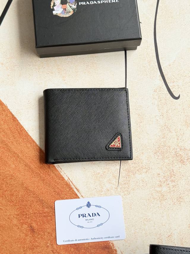 prada男士短款钱夹专柜最新款式 官网同步 正品开发 型号2M0513# 颜色 如图 蓝色 Blue牛皮质感极好 螺纹里布 进口白钢五金配件复杂拼色设计 更加