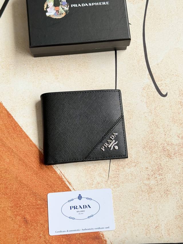 prada男士短款钱夹专柜最新款式 官网同步 正品开发 型号2M0513# 颜色 如图 蓝色 Blue牛皮质感极好 螺纹里布 进口白钢五金配件复杂拼色设计 更加