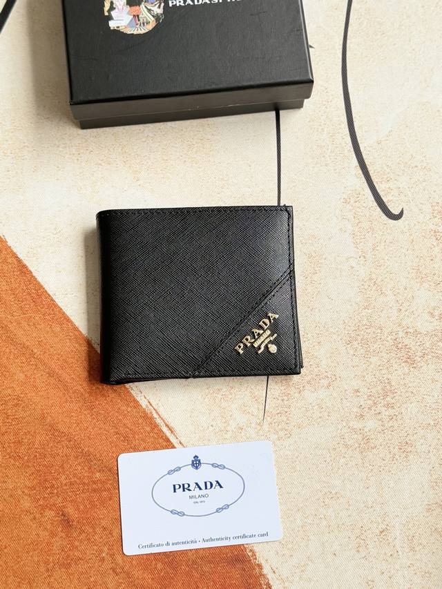 prada男士短款钱夹专柜最新款式 官网同步 正品开发 型号2M0513# 颜色 如图 蓝色 Blue牛皮质感极好 螺纹里布 进口白钢五金配件复杂拼色设计 更加