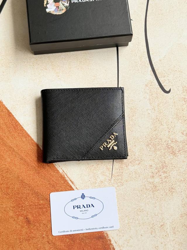 prada男士短款钱夹专柜最新款式 官网同步 正品开发 型号2M0513# 颜色 如图 蓝色 Blue牛皮质感极好 螺纹里布 进口白钢五金配件复杂拼色设计 更加
