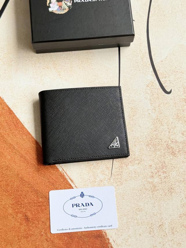 prada男士短款钱夹专柜最新款式 官网同步 正品开发 型号2M0513# 颜色 如图 蓝色 Blue牛皮质感极好 螺纹里布 进口白钢五金配件复杂拼色设计 更加