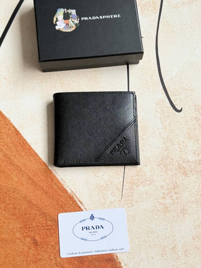 prada男士短款钱夹专柜最新款式 官网同步 正品开发 型号2M0513# 颜色 如图 蓝色 Blue牛皮质感极好 螺纹里布 进口白钢五金配件复杂拼色设计 更加