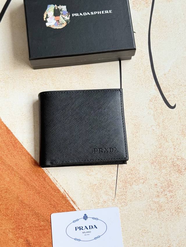 prada男士短款钱夹专柜最新款式 官网同步 正品开发 型号2M0513# 颜色 如图 蓝色 Blue牛皮质感极好 螺纹里布 进口白钢五金配件复杂拼色设计 更加