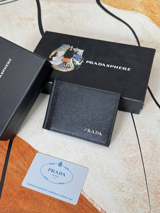 美金夹 prada 独家实拍 票夹 十字纹牛皮 中间金属夹 简单易用方便 随时收纳钱票 更容易置放裤袋 型号 2Mc165 -美金夹 尺寸 12*8Cm