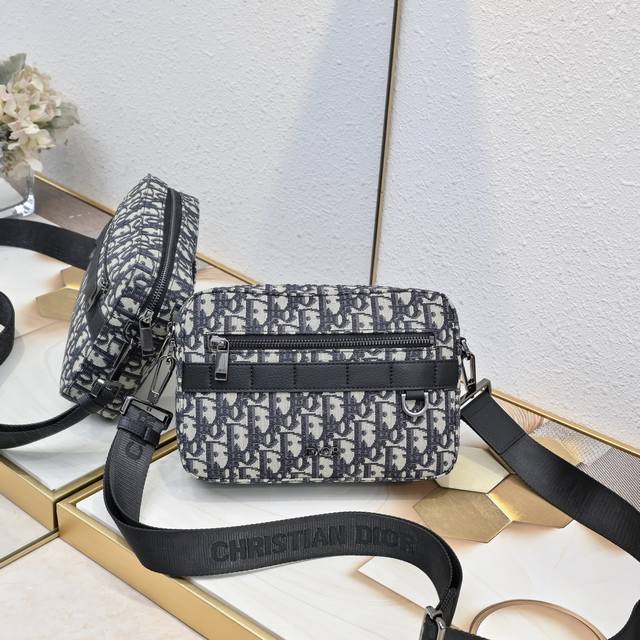 Safari 手袋 附肩带 这款 Safari手袋搭配肩带 实用小巧 便于日常使用 饰以黑色粒面牛皮革细节 拉链隔层和正面口袋可收纳各种日常用品 搭配可调节的C