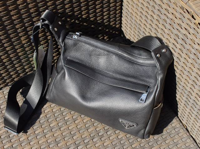 批 型号 816 prada发布了 新 款斜跨包 个性十足实用非常高的一款 超级柔软的细细摔小荔枝纹牛皮 内阁设计丰富 规格 30X22X10Cm