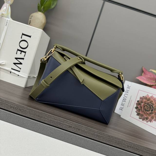 Lw新款最新拼色 小号柔软牛皮革puzzle手袋 家推出的首次亮相手提包*长方体形状和精确的切割技术创造了 puzzle 独特的几何线条*此小号版本采用柔软牛皮