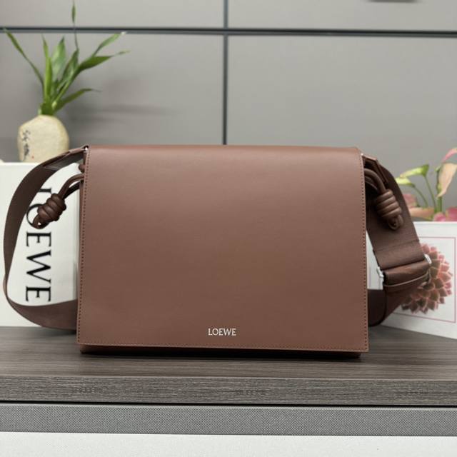 Low亮面柔软牛皮革Flamenco Satchel邮差包 这款手袋将经典 Flamenco 手袋重新设计为实用的斜挎包 采用拉绳收紧 并打上标志性的盘绕结.可