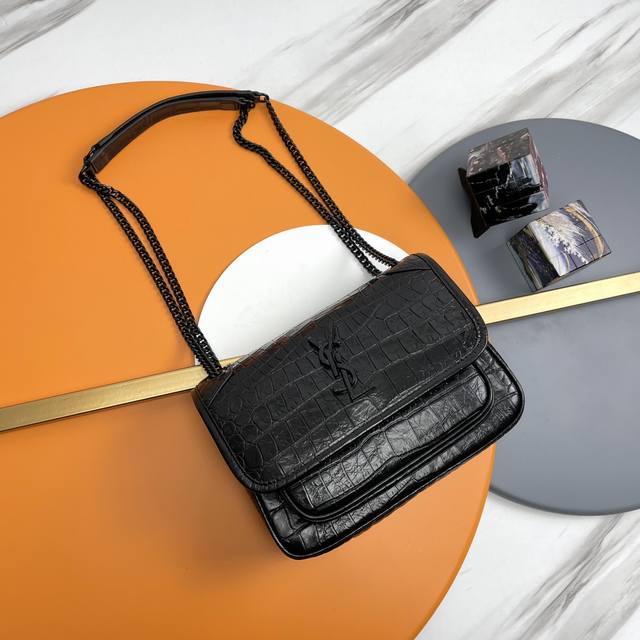 鳄鱼纹 原单 断货王Niki又出新花样 中光鳄鱼纹搭配黑色五金 酷感十足 百分百小牛皮压鳄鱼纹 立体的中光鳄鱼纹手感软糯舒适 五金使用鳄鱼纹路皮包着 Niki的