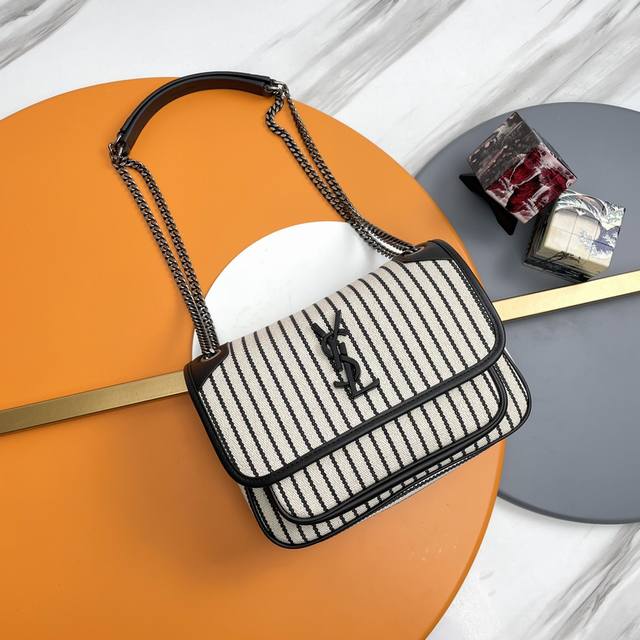 春夏款棉麻条纹配皮 爆款Niki 推出新品棉麻条纹配皮系列 设计师仍然把包型表现得温柔弹性 表达了更多温暖和愉悦的情绪 有质感又那么不经意 爱了爱了 好舒Fu~