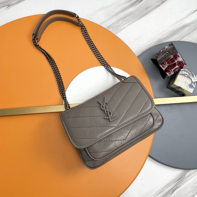 原单Niki 褶皱纹皮-22Cm 爆Niki 再次震撼袭来 全新褶皱纹牛皮材质 比之前的褶皱牛皮更有气质 非凡的质感扑面而来 手感非常丝滑细腻 包身两边加了固定