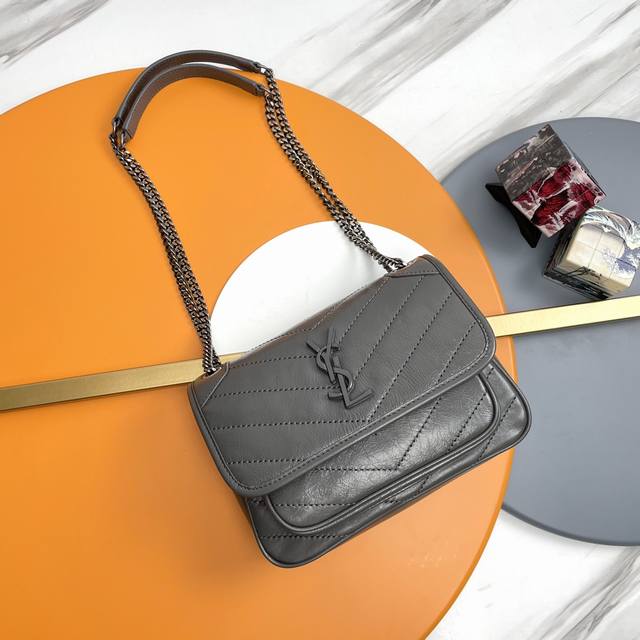 原单Niki 褶皱纹皮-22Cm 爆Niki 再次震撼袭来 全新褶皱纹牛皮材质 比之前的褶皱牛皮更有气质 非凡的质感扑面而来 手感非常丝滑细腻 包身两边加了固定