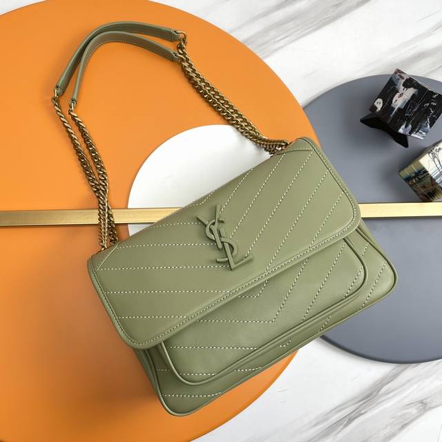 Baby羊皮 28Cm 原单 小羊皮款Niki金属链也换成了有些厚重感的金色 让包身整体又多了几分优雅和贵气 不会过于时髦却又可以很彰显个性 是一个特别神奇的存