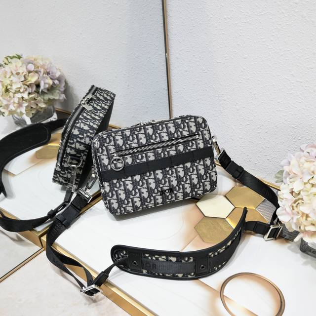 圆扣背面皮 原单布料配真牛皮 配原版盒子 Dio Homme老花相机包 新款Homme系列的相机包实在帅La 简单有质感的设计对于日常即使不爱穿搭的男生都很友好