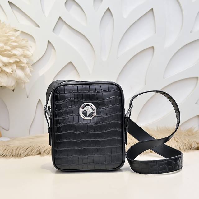 stefano Ricci-史蒂芬 专柜最新款男士斜挎包采用进口小牛皮制作 皮质柔软 纹路清晰可见 手感超赞 高贵五金 时尚鹰头金标 质量看得见 高档大气上档次