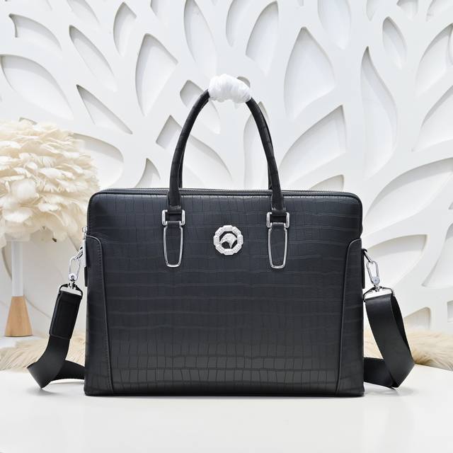 stefano Ricci-史蒂芬 专柜最新款男士公文包双拉款 采用进口小牛皮制作 皮质柔软 纹路清晰可见 手感超赞 高贵五金 时尚鹰头金标 质量看得见 高档大