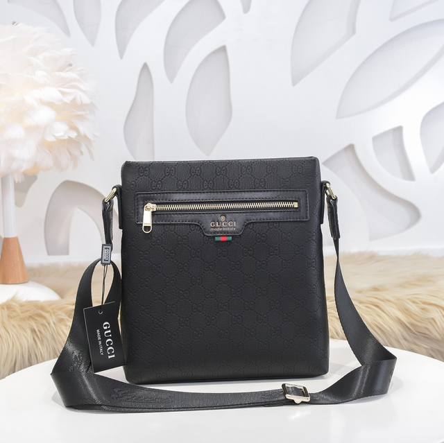 gucci-古奇最新款男士斜挎包采用进口小牛皮 皮质柔软 手感超赞 做工精致 高贵五金 细节完美 时尚休闲百搭 质量与质感都能衬托出你独特的品味尺寸 25.27