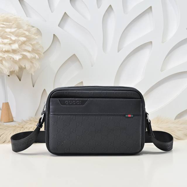 gucci-古奇最新款男士斜挎包采用进口小牛皮 皮质柔软 手感超赞 做工精致 高贵五金 细节完美 时尚休闲百搭 质量与质感都能衬托出你独特的品味尺寸 26.18