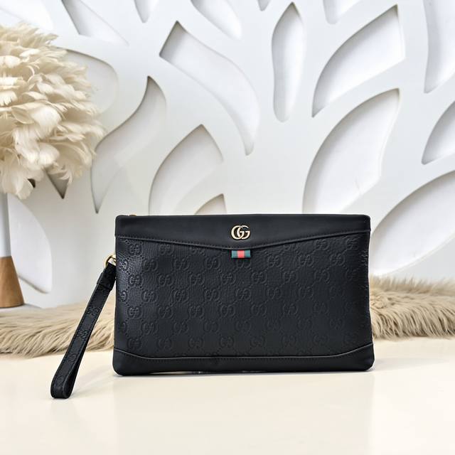 gucci-古奇最新款男士手包采用进口小牛皮 皮质柔软 手感超赞 做工精致 高贵五金 细节完美 时尚休闲百搭 质量与质感都能衬托出你独特的品味尺寸 28.18.